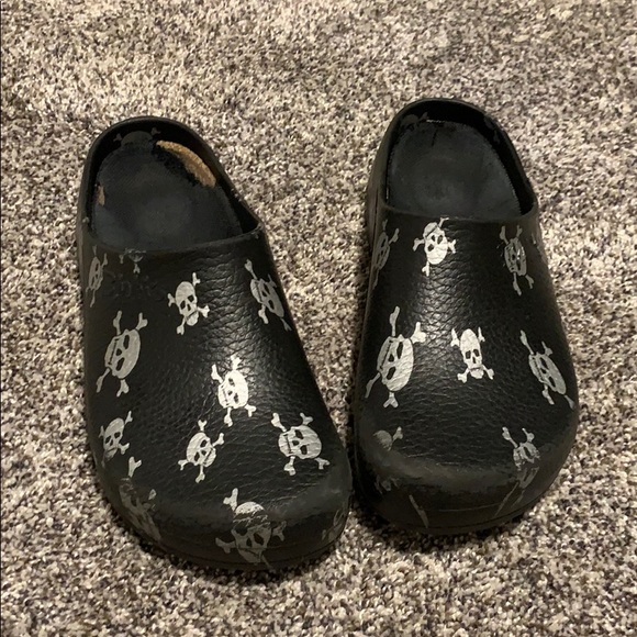 birkenstock skull clogs
